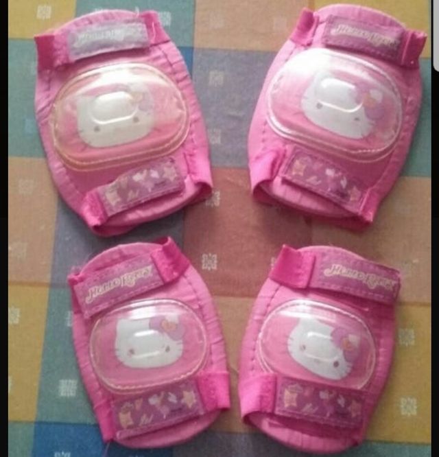 Patines, casco y protecciones Hello Kitty.
