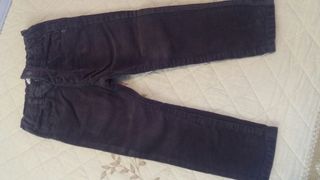 Pantalon niño de pana. Es de Zara, talla 18-24. de segunda mano por 4 EUR  en Yuncos en WALLAPOP