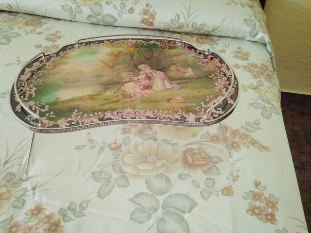 Mesita auxiliar para desayuno antigua