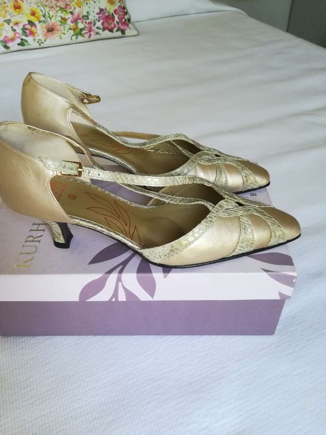 Zapatos de vestir. Sin estrenar. Número 38. De pie