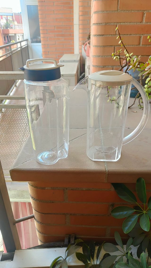 3 jarras dos iguales y una diferente