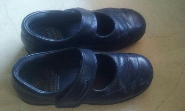 Zapatos niña colegio. En buen estado