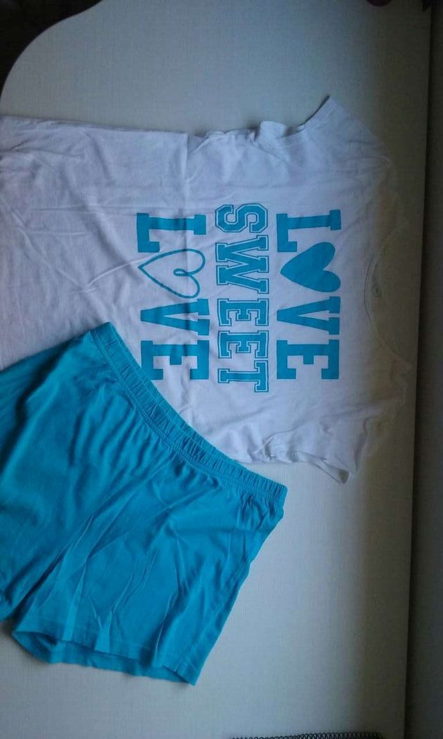 Pijama azul y blanco de chica