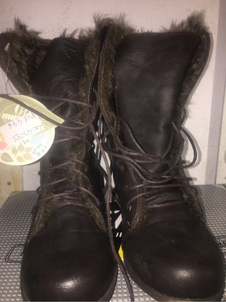 Botas botines pelo interior mustang marrón de segunda mano por 10 EUR en  Madrid en WALLAPOP