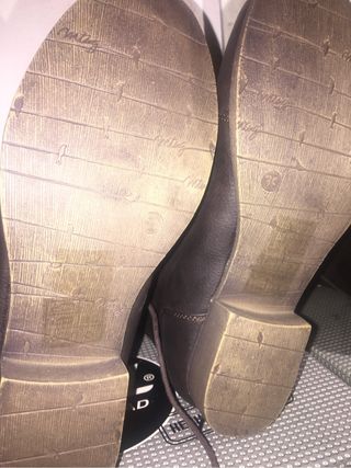 Botas botines pelo interior mustang marrón de segunda mano por 10 EUR en  Madrid en WALLAPOP