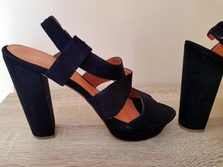 Sandalias Fórmula Joven ante negro. T40 de segunda mano por 15 EUR en  Benidorm en WALLAPOP