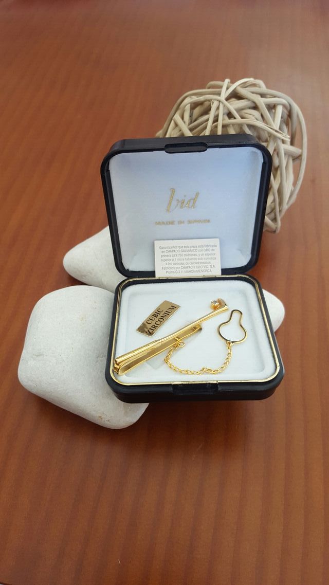 PASADOR / ALFILER corbata marca VID chapado oro