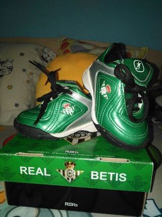 Zapatillas de deporte. Real Betis Balompié de segunda mano por 15 EUR en  Alcalá de Henares en WALLAPOP