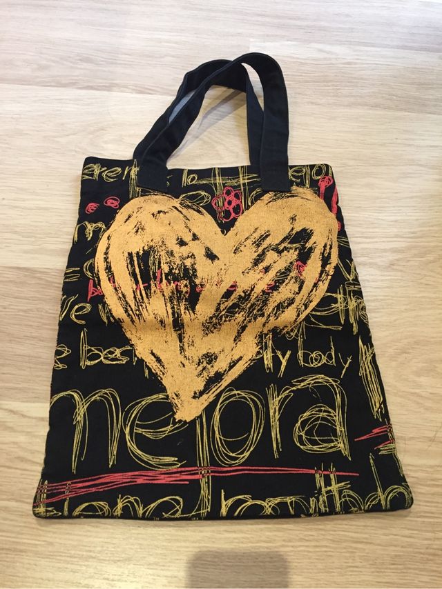 Bolso desigual negro estampado