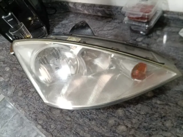 faro de ford focus 2001