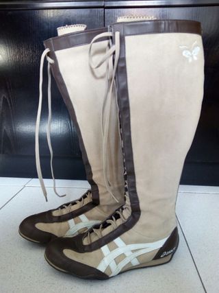 Botas Asics de segunda mano por 25 EUR en Madrid en WALLAPOP