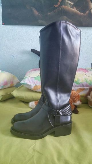Botas altas de Zara nuevas de segunda mano por 30 EUR en Madrid en WALLAPOP