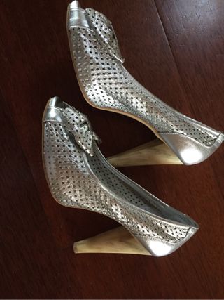 Zapatos fiesta piel plata Hispanitas t39 de segunda mano por 20 EUR en  Pozuelo de Alarcón en WALLAPOP