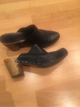 Zuecos Vialis de segunda mano por 45 EUR en Bellaterra en WALLAPOP