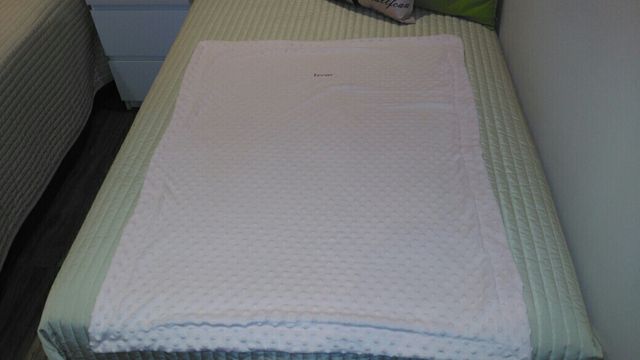 Manta, cuna o cochecito bordada Irene