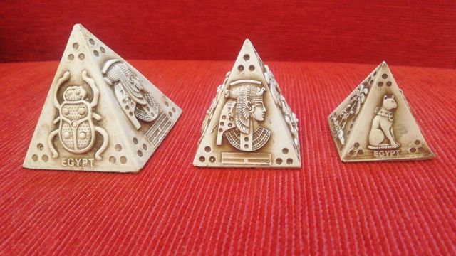 Piramides Egipcias de piedra macizas y relieves