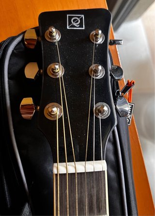 Guitarra electroacústica Oqan con funda