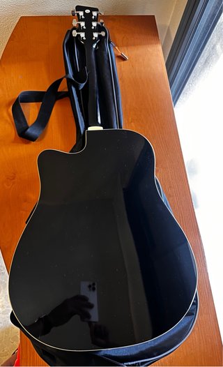 Guitarra electroacústica Oqan con funda