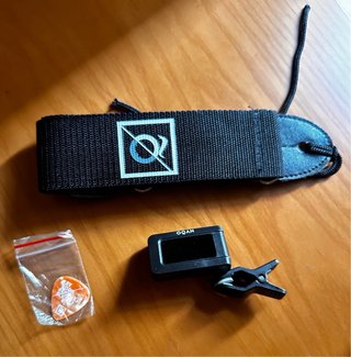 Guitarra electroacústica Oqan con funda