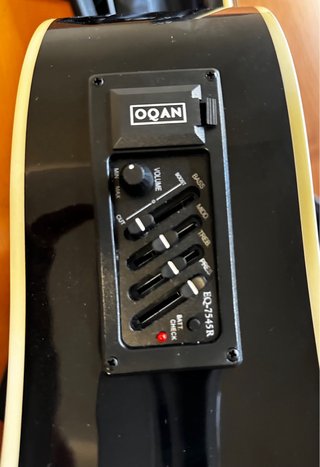 Guitarra electroacústica Oqan con funda