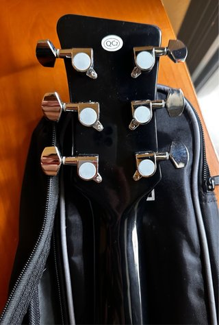 Guitarra electroacústica Oqan con funda
