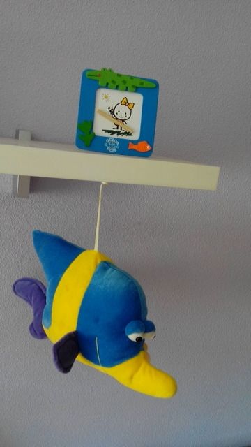 peluche pez con marco foto