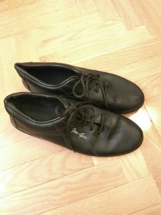 ZAPATILLAS NEGRAS DEPORTIVAS CUÑA MUJER de segunda mano por 14 EUR en El  Escorial en WALLAPOP
