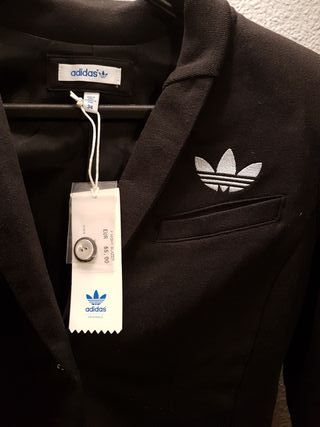 Chaqueta\\/Americana Adidas de segunda mano por 23 EUR en Alcorcón en  WALLAPOP