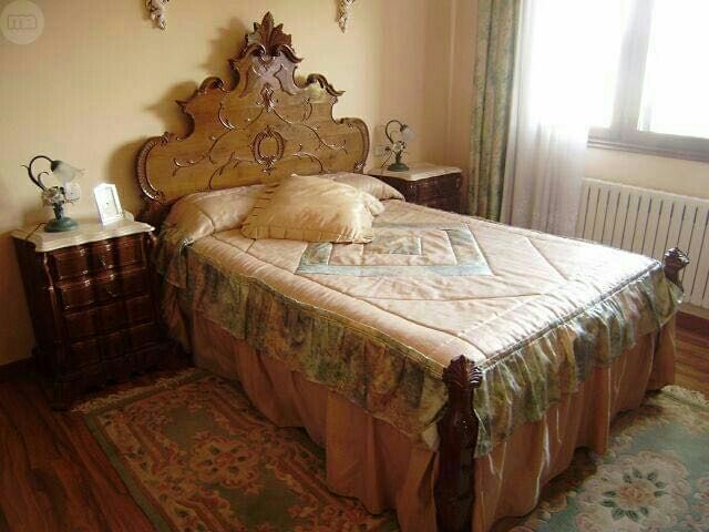 Habitación de madera y mármol