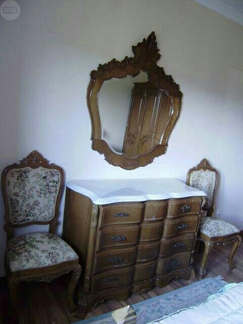 Habitación de madera y mármol