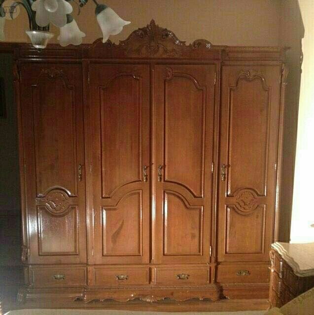 Habitación de madera y mármol