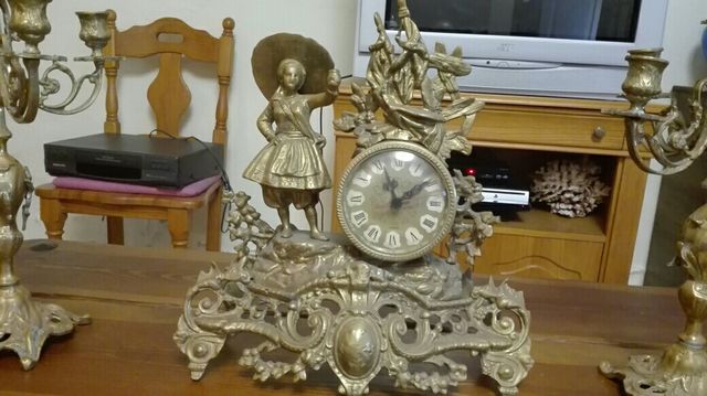 reloj y candelabros de bronce