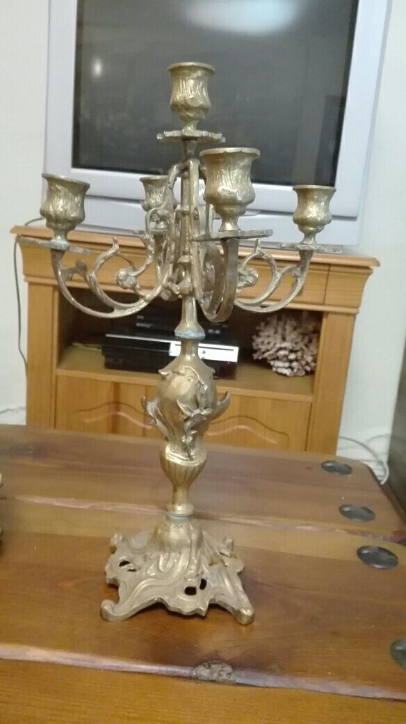 reloj y candelabros de bronce