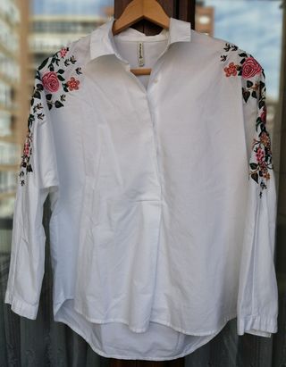 Camisa blanca con flores STRADIVARIUS de segunda mano por 12 EUR en Bilbao  en WALLAPOP