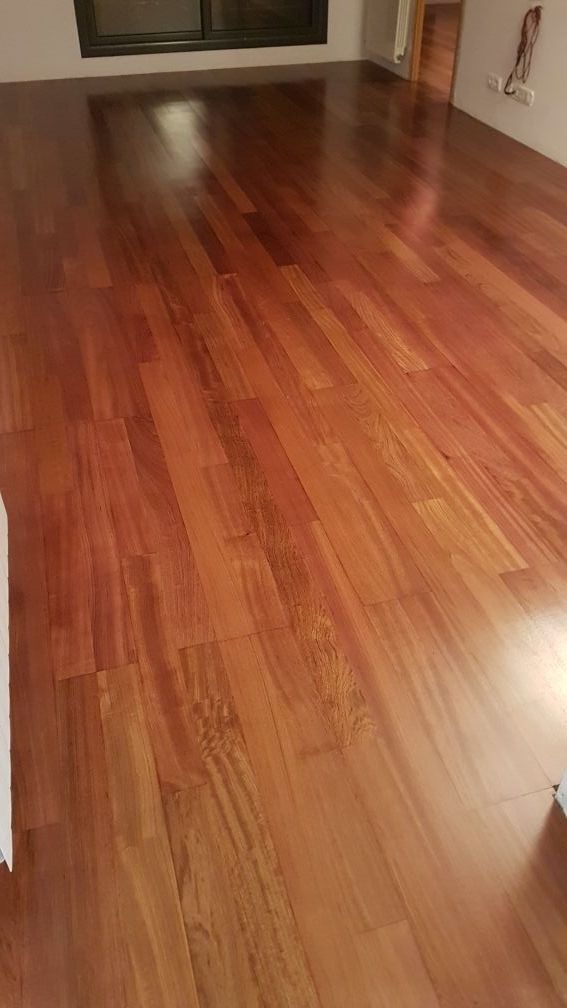 Precio de acuchillar y barnizar parquet