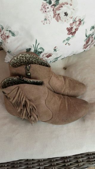 Botines flecos marron Mustang de segunda mano por 10 EUR en Málaga en  WALLAPOP