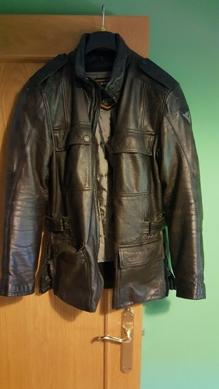 Chaqueta tres cuartos moto dainese de piel de segunda mano por 350 EUR en  Valencia en WALLAPOP