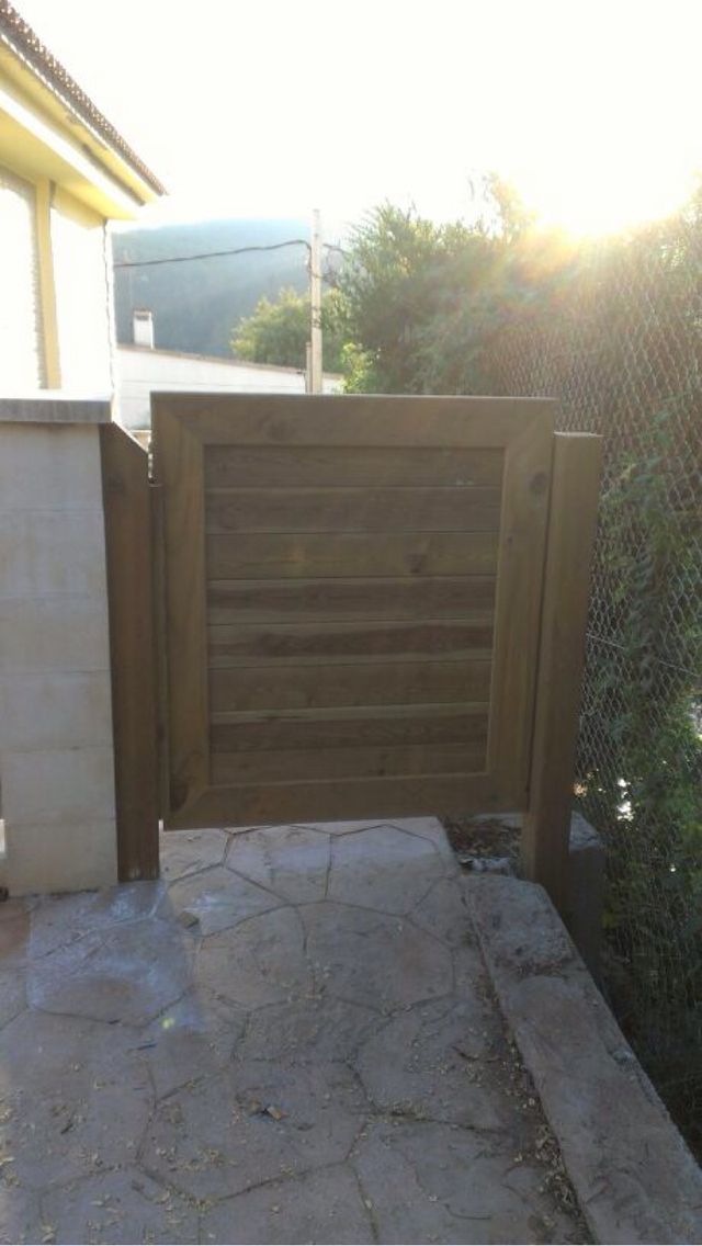 Puertas de madera para jardin y vallas de segunda mano por 100 € en