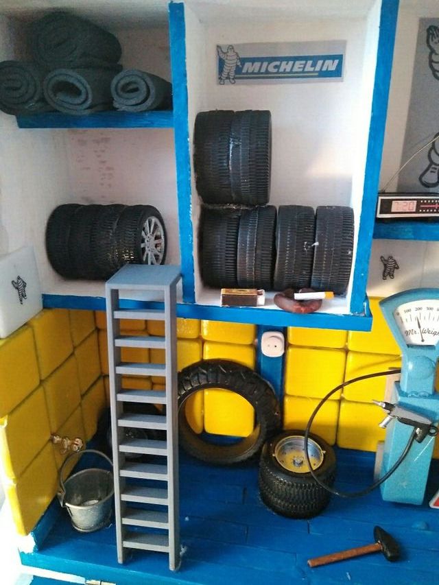 escena en miniatura taller de Michelin