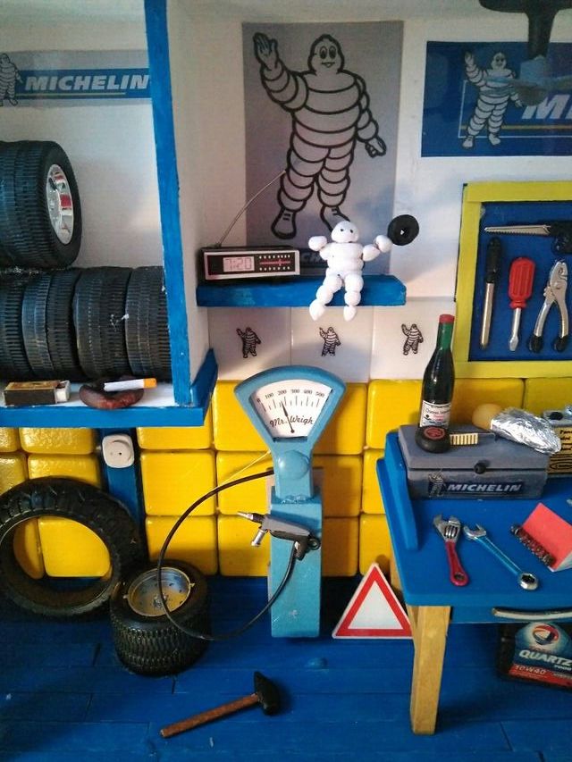escena en miniatura taller de Michelin