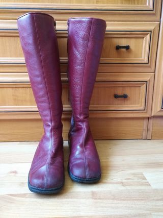 Botas piel rojas, num 37 de segunda mano por 15 EUR en Madrid en WALLAPOP