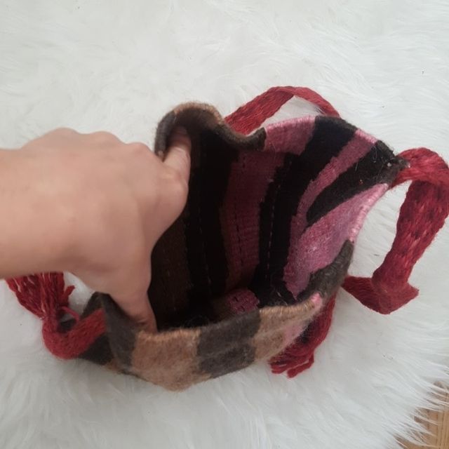 Bolso artesanal de hilo de llama andina 100 %