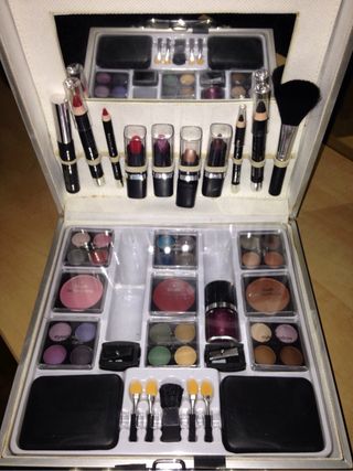 Maquillaje maletin de corte ingles de segunda mano por 18 EUR en Barcelona  en WALLAPOP