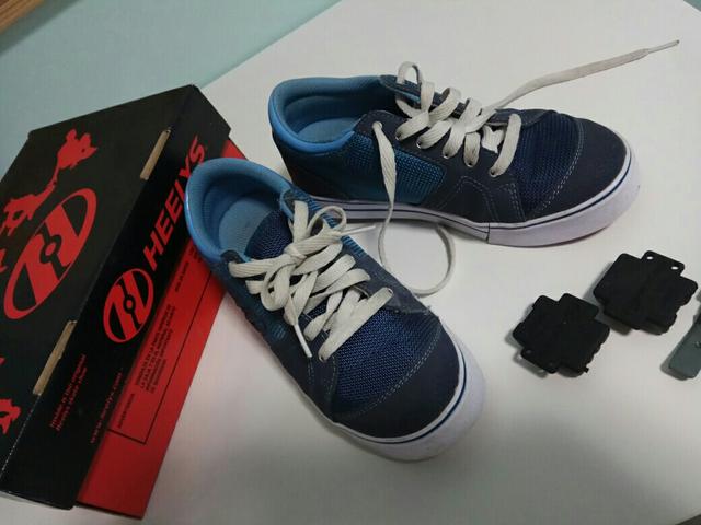 Tenis con ruedas ( Hellys)