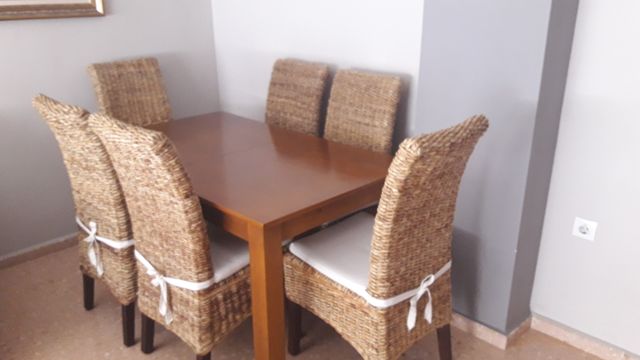 Mesa de madera de comedor con 6 sillas de mimbre de segunda mano por ... Mesa de madera de comedor con 6 sillas de mimbre de segunda mano por ...
