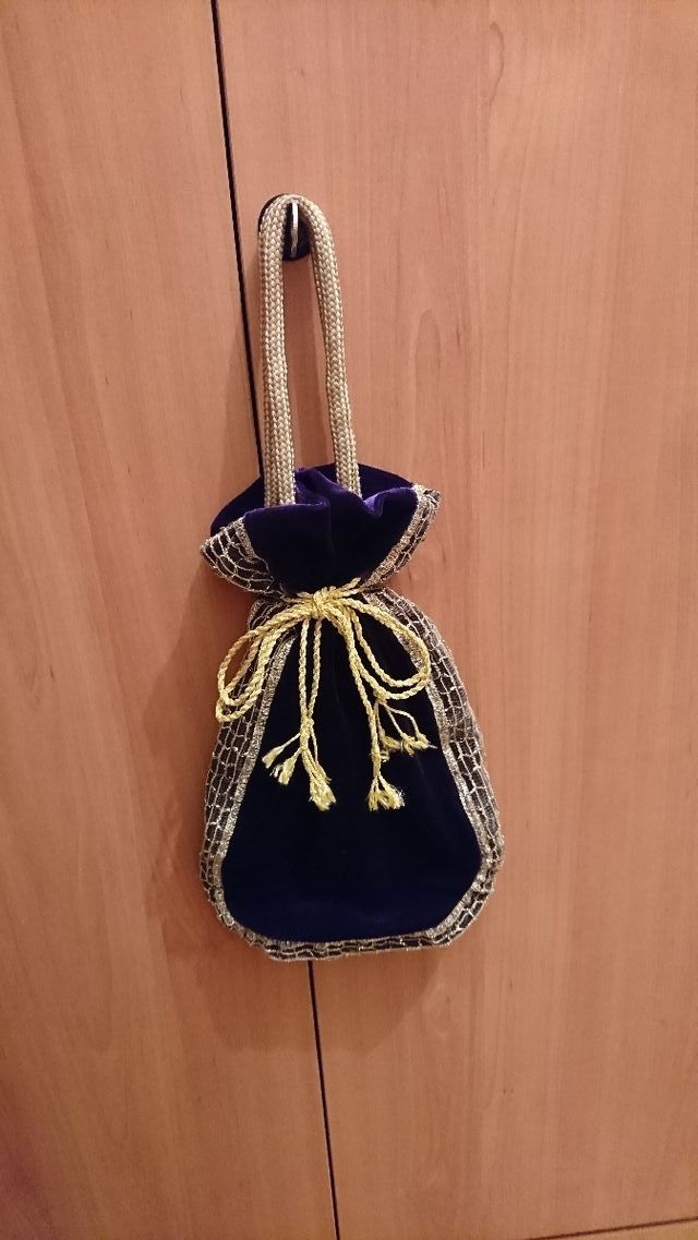 Saquito-bolso terciopelo fucsia oscura.