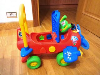 correpasillos avion mickey mouse