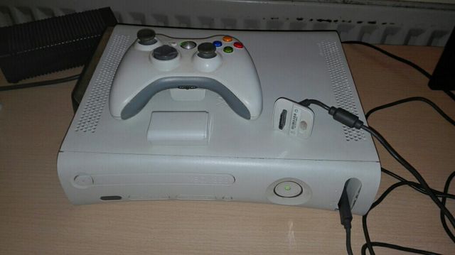 Xbox 360+controller+batteria+cavo+18 giochi