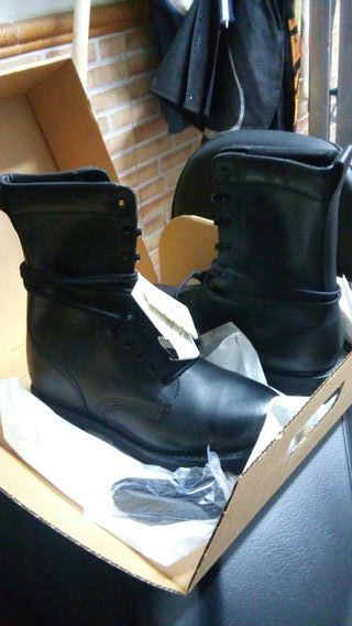 Botas militares de campaña en negra. de segunda mano por 50 EUR en Mérida  en WALLAPOP