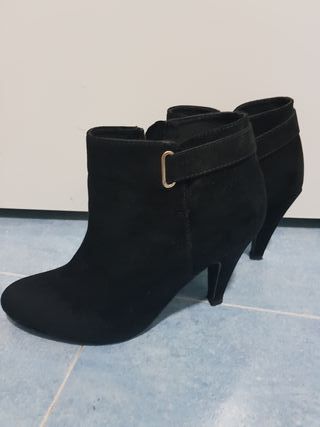 Botines negros 38 de segunda mano por 15 EUR en Vélez-Málaga en WALLAPOP